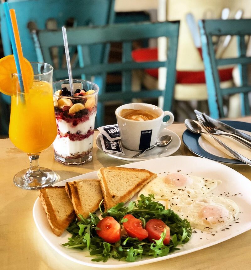 Doručak u Krespo baru: jaja, tost, svježi sok, parfait i Lavazza kava